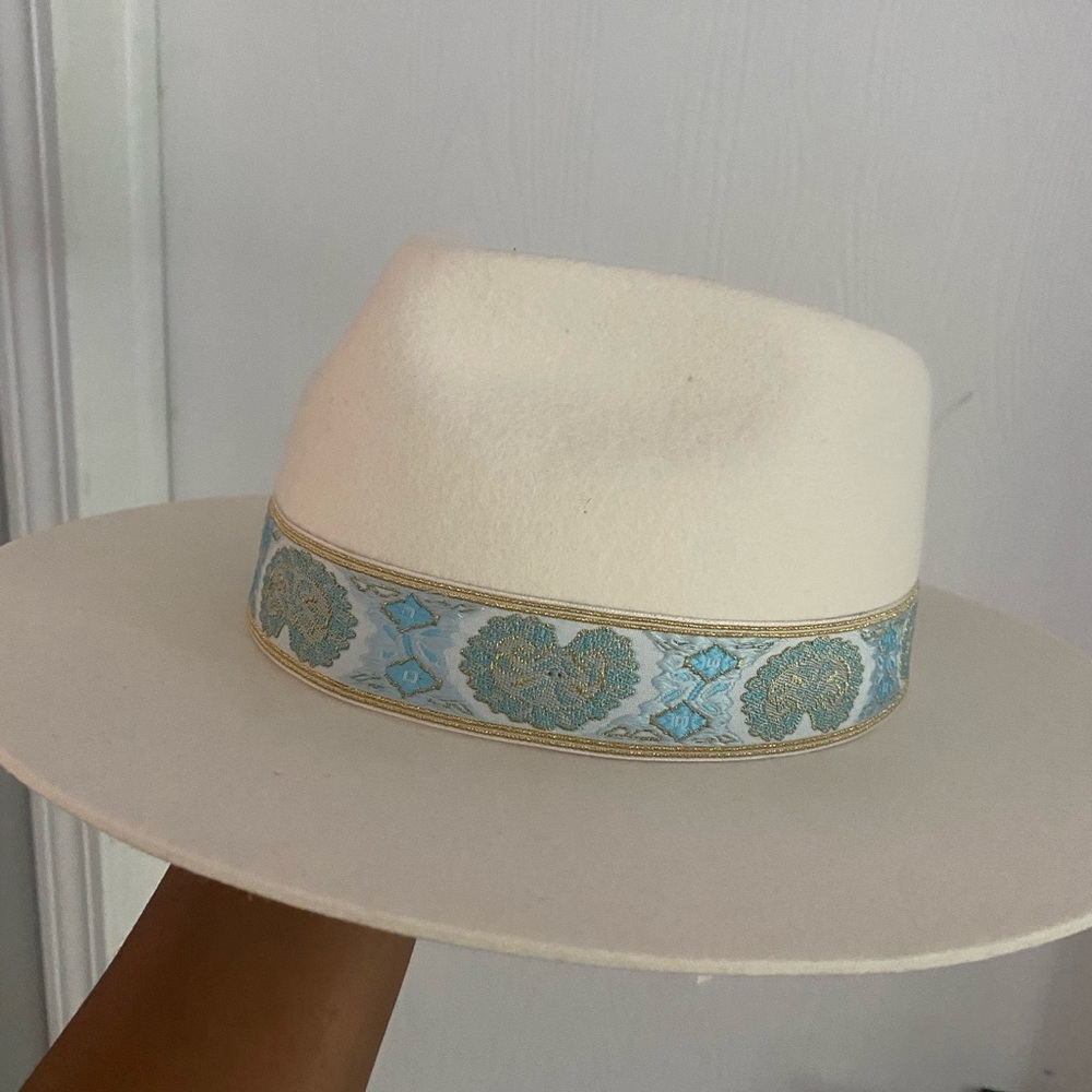 Lack of color hat brand new with tags and never been worn! 57cm (M) fit